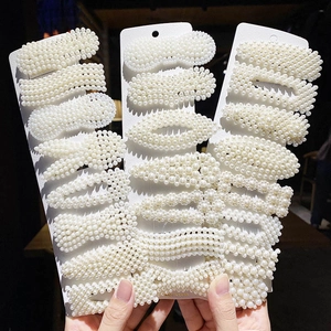 Dettaglio di fermagli per capelli in perle fatti a mano in forme geometriche e a goccia