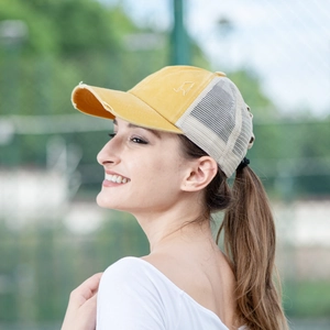 Detail der gelben Vintage-Baseballkappe mit beigem Netzrücken und Seitenstickerei