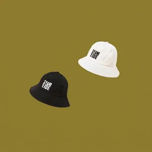Chapeaux bobs classiques noir et blanc avec broderie SYAM EIDE sur fond vert olive