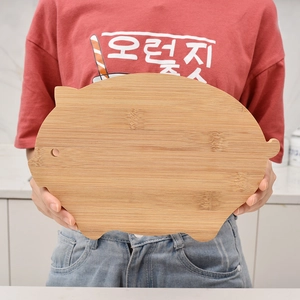Eco-friendly pig-shaped bamboo cutting board for kitchen fruit and deli preparation