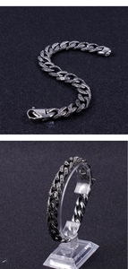 Nahaufnahme von silbernem Panzerarmband mit Punkttextur und Karabinerverschluss-Detail