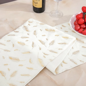 Weißer Plüsch Tischläufer mit goldenen Federmustern für elegante Weihnachtsdekorationen