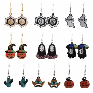 Πολύχρωμα σκουλαρίκια Halloween με φαντάσματα, κολοκύθες και σχέδια ιστού αράχνης