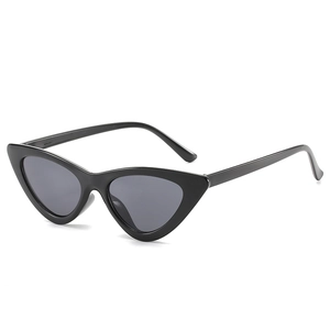 Klassische schwarze Cat-Eye-Sonnenbrille mit dunkelgrauen Gläsern in der 45-Grad-Seitenansicht