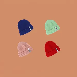 Berretti in maglia minimalisti per neonati nei colori blu, verde menta, rosa e rosso