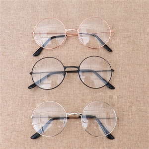 Vue verticale de montures de lunettes rondes rétro en or rose, noir et argent métal
