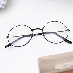 Vue de dessus des lunettes rondes vintage à monture en métal noir avec verres transparents