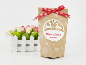 Sachet cadeau de Noël en papier kraft avec renne découpé et ruban à flocons rouges