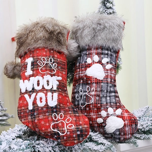 Weihnachtssocken für Haustiere mit Karomuster Kunstpelzbesatz und Pfotenabdruck Design
