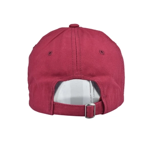 Détail d'une casquette en coton bordeaux avec boucle réglable en argent sur l'arrière