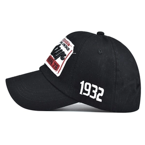 Détail du patch Arizona vintage et broderie 3D 1932 sur casquette en coton noir
