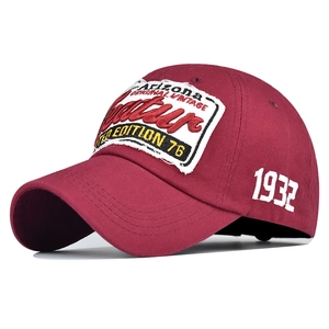 Gros plan sur la broderie 3D d'une casquette bordeaux en coton avec détails vintage 1932