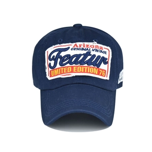 Détail de la broderie Arizona sur casquette de baseball en coton bleu vintage