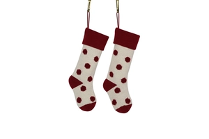 Détail de chaussettes de Noël tricotées avec pois rouges 3D et boucles de suspension