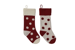 Détail de chaussettes de Noël en tricot rouge et blanc avec texture à pois en 3D