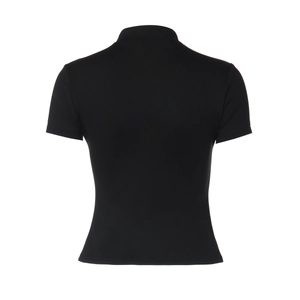 Vue arrière détaillée d'un haut court polo noir en maille avec col classique et coutures