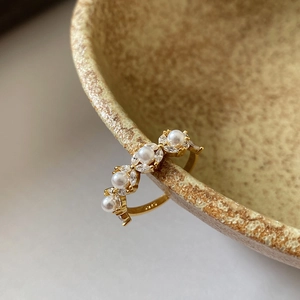 Elegant 925 sterling silver gold-plated ring with white pearls and marquise zircons