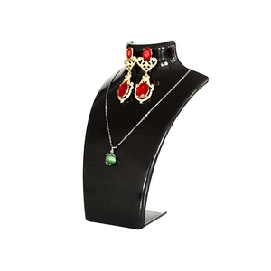 Elegante espositore per gioielli nero per collane e orecchini su sfondo bianco neutro