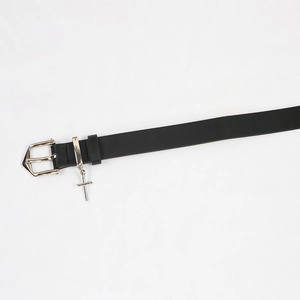 Ceinture en cuir noir classique avec boucle argentée et pendentif croix sur fond blanc