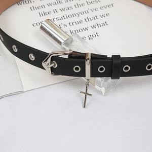 Ceinture noire en cuir avec pendentif croix argenté et œillets métalliques pour femme