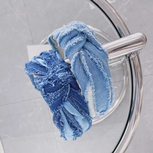 Détails des bandeaux en denim à bords effilochés avec nœud en bleu clair et foncé