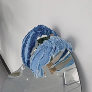 Serre-tête en denim noué bleu avec bords effilochés tendance et texture douce en tissu