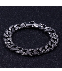 Makroaufnahme von Vintage-Silber-Edelstahl-Panzerarmband mit körnigem Reliefdekor