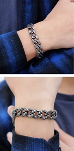 Detailansicht eines silbernen Edelstahl-Panzerarmbands mit punktförmiger Prägestruktur