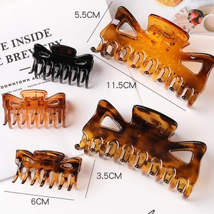 Size comparison guide for resin hair claws in various dimensions and colors