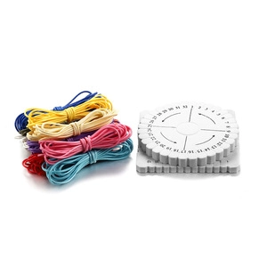 Detalle macro de cordones de cuero redondos de colores con disco de tejido DIY numerado