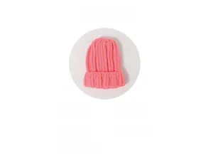 Détail du bonnet en maille épaisse rose avec bord à revers et texture côtelée