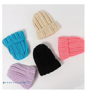 Détails de bonnets en maille côtelée colorés en beige, bleu, rose, noir et violet