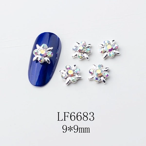 Détails de bijoux d'ongles fleurs argentées 9x9mm avec cristaux AB sur ongle bleu chic