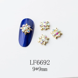 Détail du bijou d'ongle LF6692 avec base dorée et strass aurora en forme de fleur