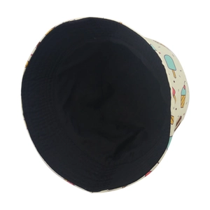 Vue détaillée d'un chapeau bob en coton avec motifs de glaces et doublure noire