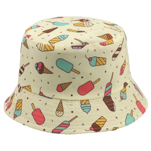 Détail des coutures du bord et des motifs de glace colorés sur le chapeau bob beige