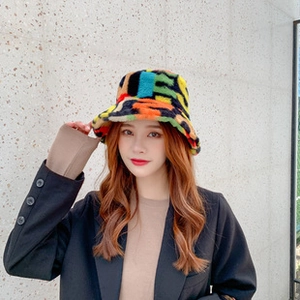 Dettaglio del cappello alla pescatora in peluche arcobaleno con design patchwork colorato