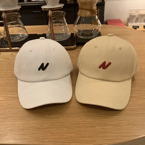 Casquette de baseball classique avec broderie lettre N en blanc et beige sur bois