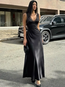 Elegante abito lungo in raso nero con scollo a V profondo, pizzo e vestibilità aderente