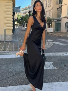 Elegante abito lungo in raso nero con scollo a V in pizzo su una strada europea