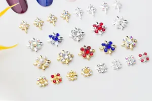 Vue détaillée de bijoux d'ongles 3D avec perles et strass sur fond blanc épuré