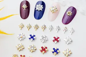 Détail de charmes pour ongles en alliage avec croix ajourées, perles et cristaux brillants