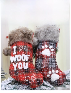 Details von roten und grauen Plaid-Weihnachtsstrümpfen für Haustiere mit Kunstpelzbesatz
