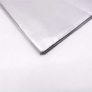 Detailaufnahme von silbernem Metall-Seidenpapier mit glänzender Oberfläche und Falten