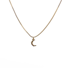 Collier doré tendance avec pendentif croissant de lune et étoile en zircons micro-paves