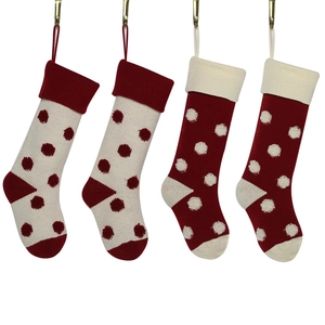 Chaussettes de Noël tricotées avec pois 3D et boucle en rouge et beige naturel