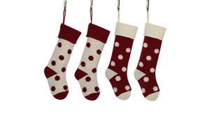 Lot de quatre chaussettes de Noël tricotées avec pois 3D et boucles de suspension sur fond blanc
