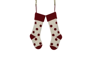 Détail de deux chaussettes de Noël tricotées avec pois rouges et talons rouges assortis