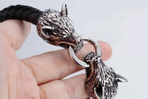Détail de la boucle tête de loup argentée avec bracelet en cuir tressé noir pour hommes