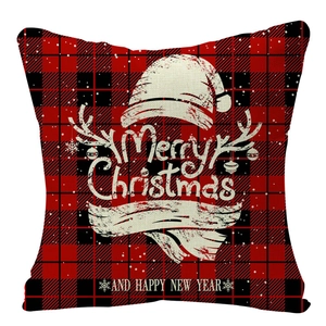 Détail d'une housse de coussin de Noël en lin à carreaux rouge et noir avec motifs blancs